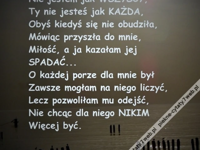 Spadać.